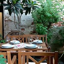 Gedeckter Tisch im Biergarten von Ela Mesa unter Bäumen