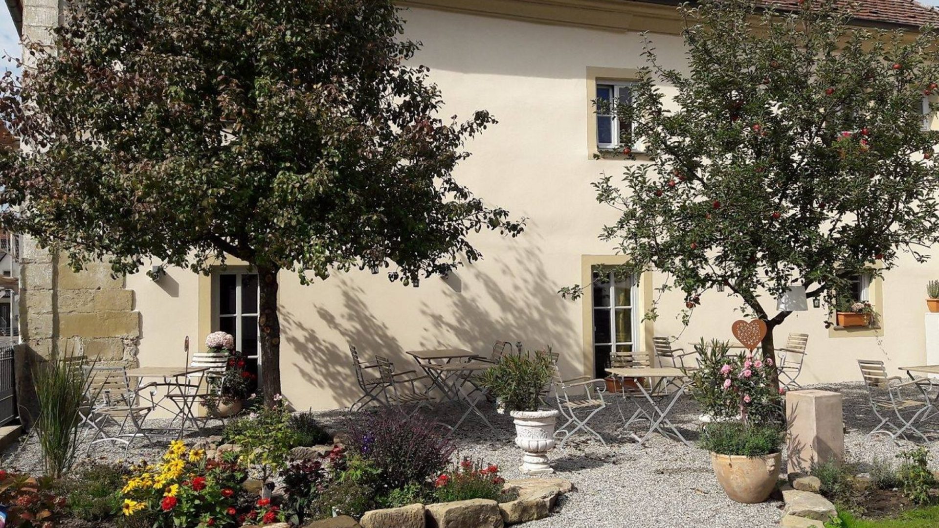 Das Anwesen von Ela Mesa in Langenfeld mit Garten und Sitzplätzen