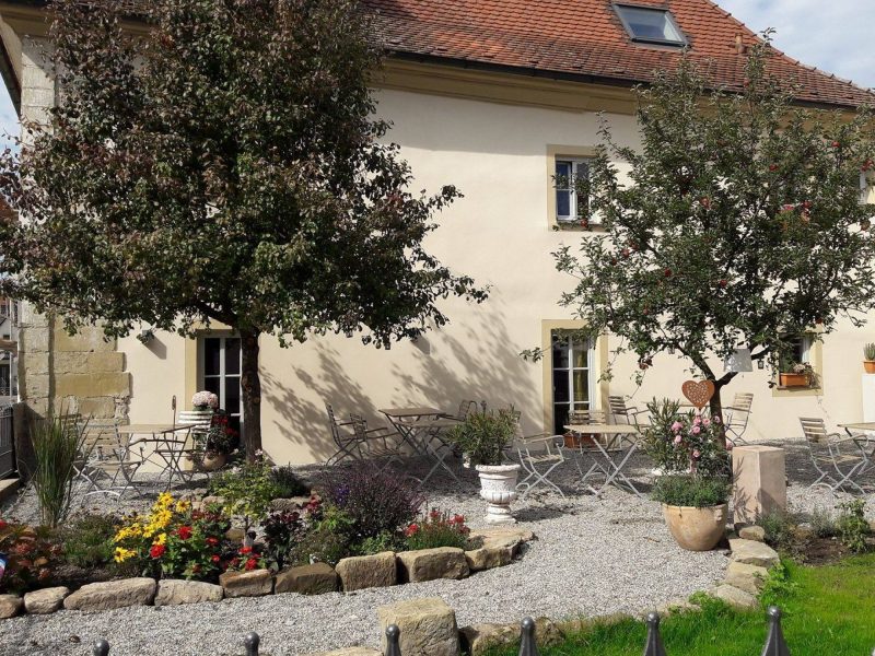 Das Anwesen von Ela Mesa in Langenfeld mit Gastgarten