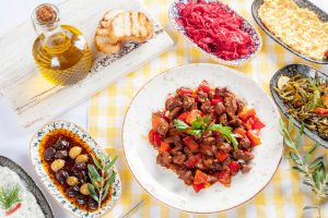 Gedeckter Tisch mit Olivenöl, Brot und griechischen Mezedes