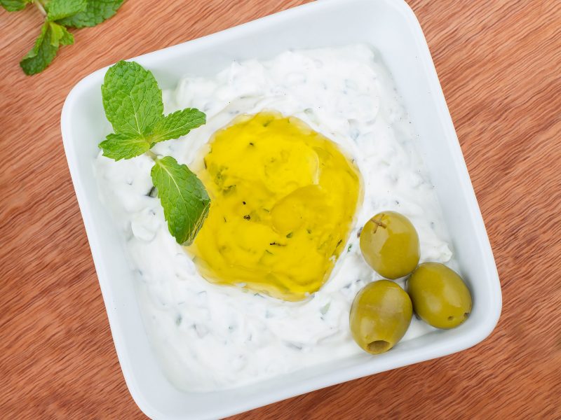 Frisches Tzatziki mit Minze, Olivenöl und grünen Oliven