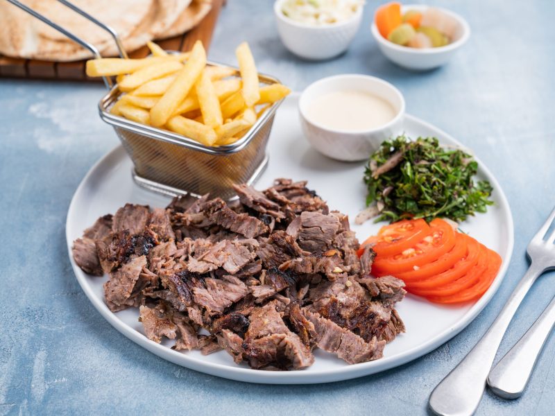 Griechischer Fleischteller mit Pommes, Tzatziki und frischem Salat